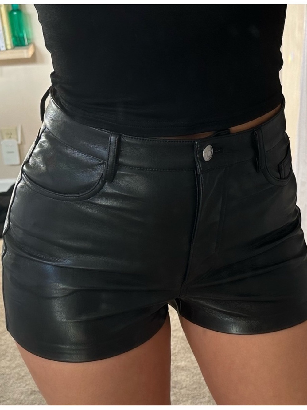 Wilfred Aritzia Melina 5 inch Vegan Leather Shorts Black Pleather Size 4
